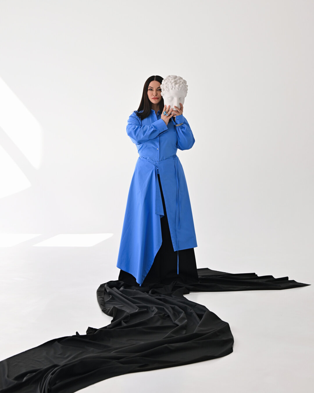 Платье MSGM, брюки Marni (MILOSTORE.RU), кольца, браслет и серьги UNO (ювелирная галерея «ПЛАМЕНЕЯ»)