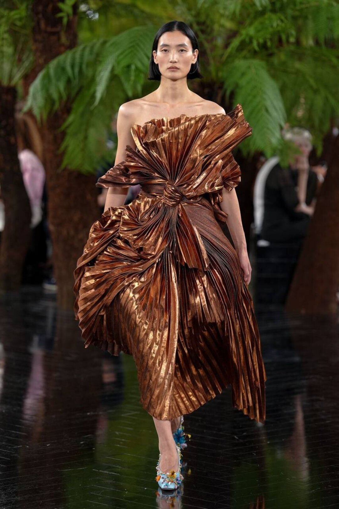 Смотрим на кутюрное платье Christian Dior — видим абстрактную плиссировку на скульптуре Линды Бенглис