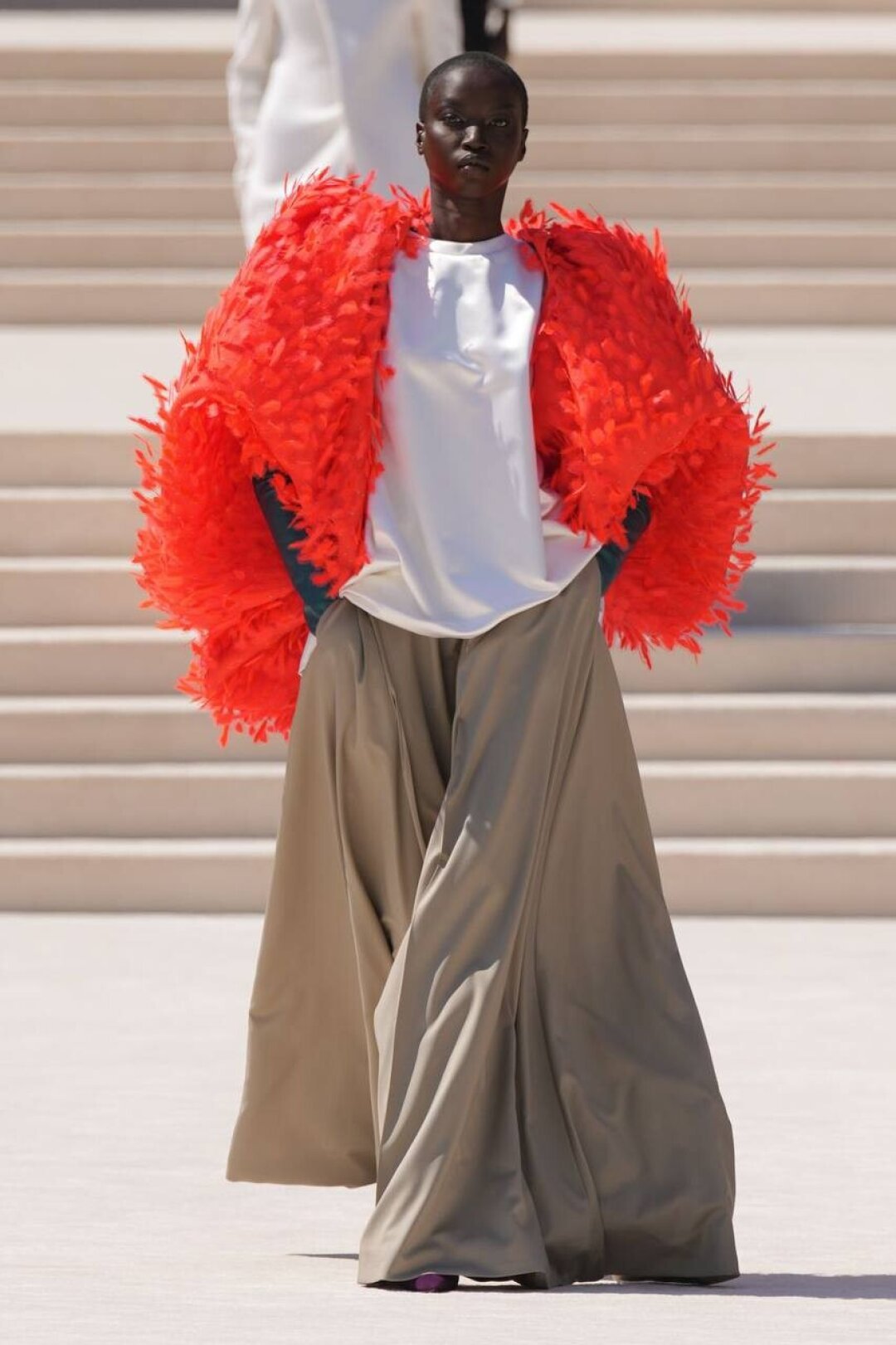 Тема перышек никак не отпускает креативного директора Balenciaga: птицеподобные шубы из коллекции сезона FW'26 превратились в надувные жакеты-шары