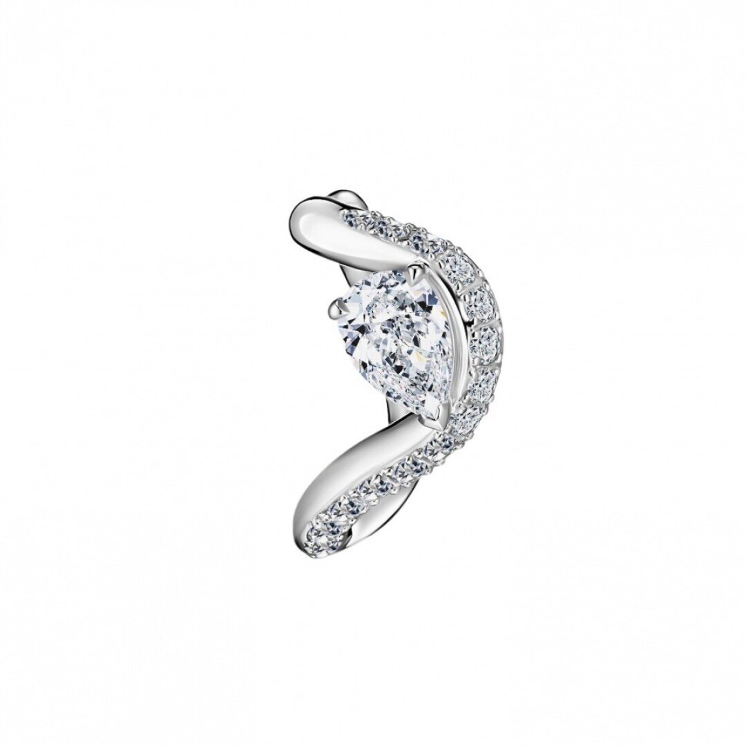 ALROSA Diamonds, 381 200 руб. Бриллиантовая груша упала под спелой тяжестью и провалилась в обруч из белого золота
