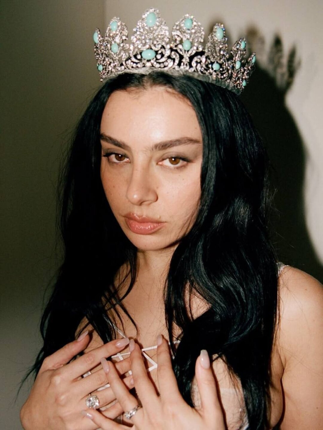 Главная панк-принцесса поколения — певица и музыкант Charli XCX — сразу же после свадьбы с барабанщиком группы The 1975 Джорджем Дэниелом сменила фату