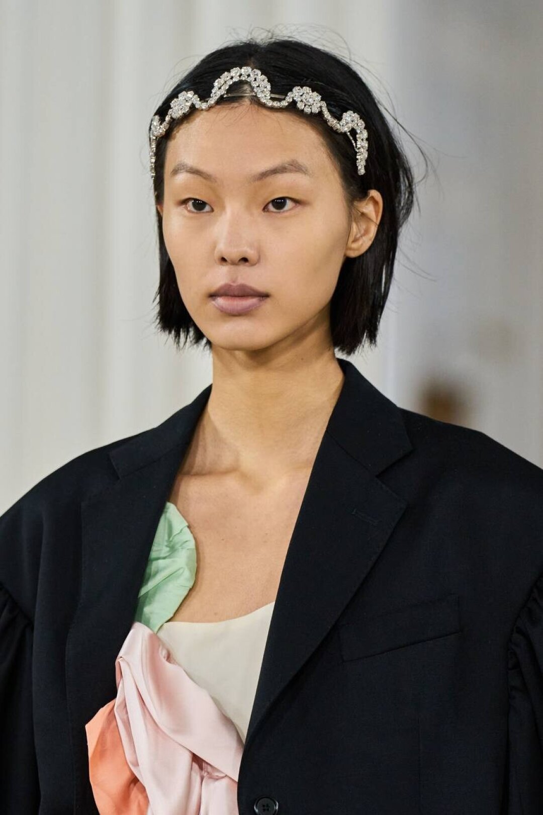 На показе Simone Rocha SS'26 сверкающие волнообразные тиары дополняли маскулинные оверсайз-жакеты, паковские лонгсливы и кокетливо-готические платья