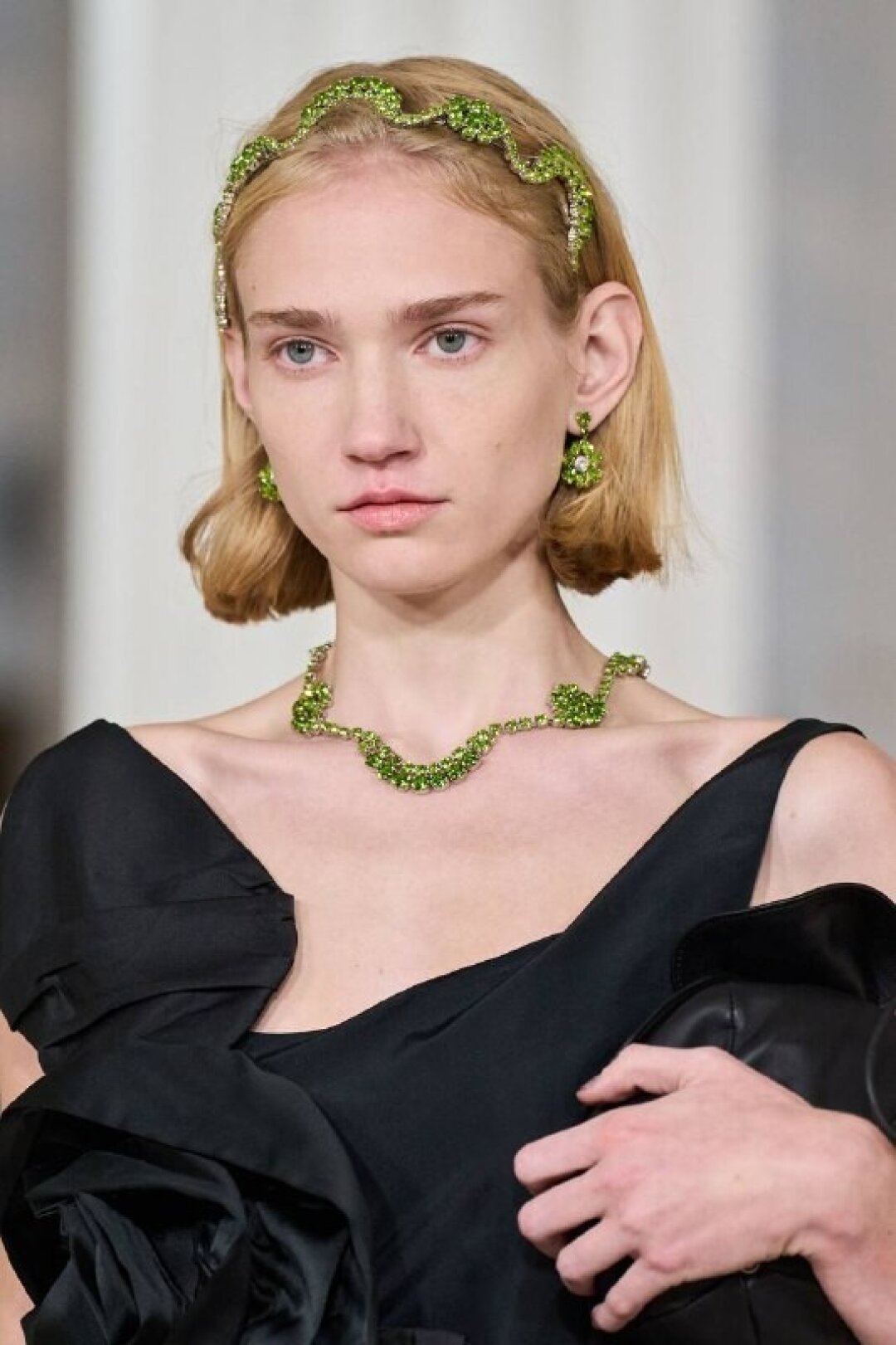 На показе Simone Rocha SS'26 сверкающие волнообразные тиары дополняли маскулинные оверсайз-жакеты, паковские лонгсливы и кокетливо-готические платья
