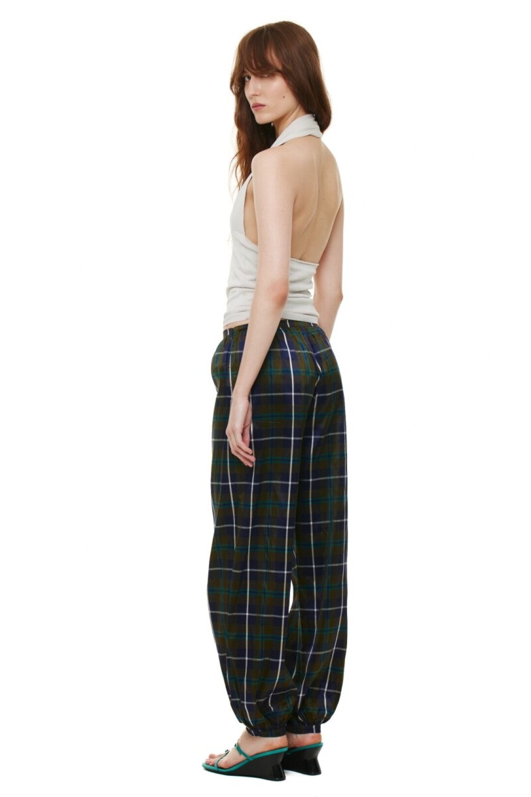 Брюки Paloma Wool, KM20, 79 800 руб. Барселонские профи фрик-трикотажа Paloma Wool взяли за основу трендовые шаровары, скрестили их с фланелевыми