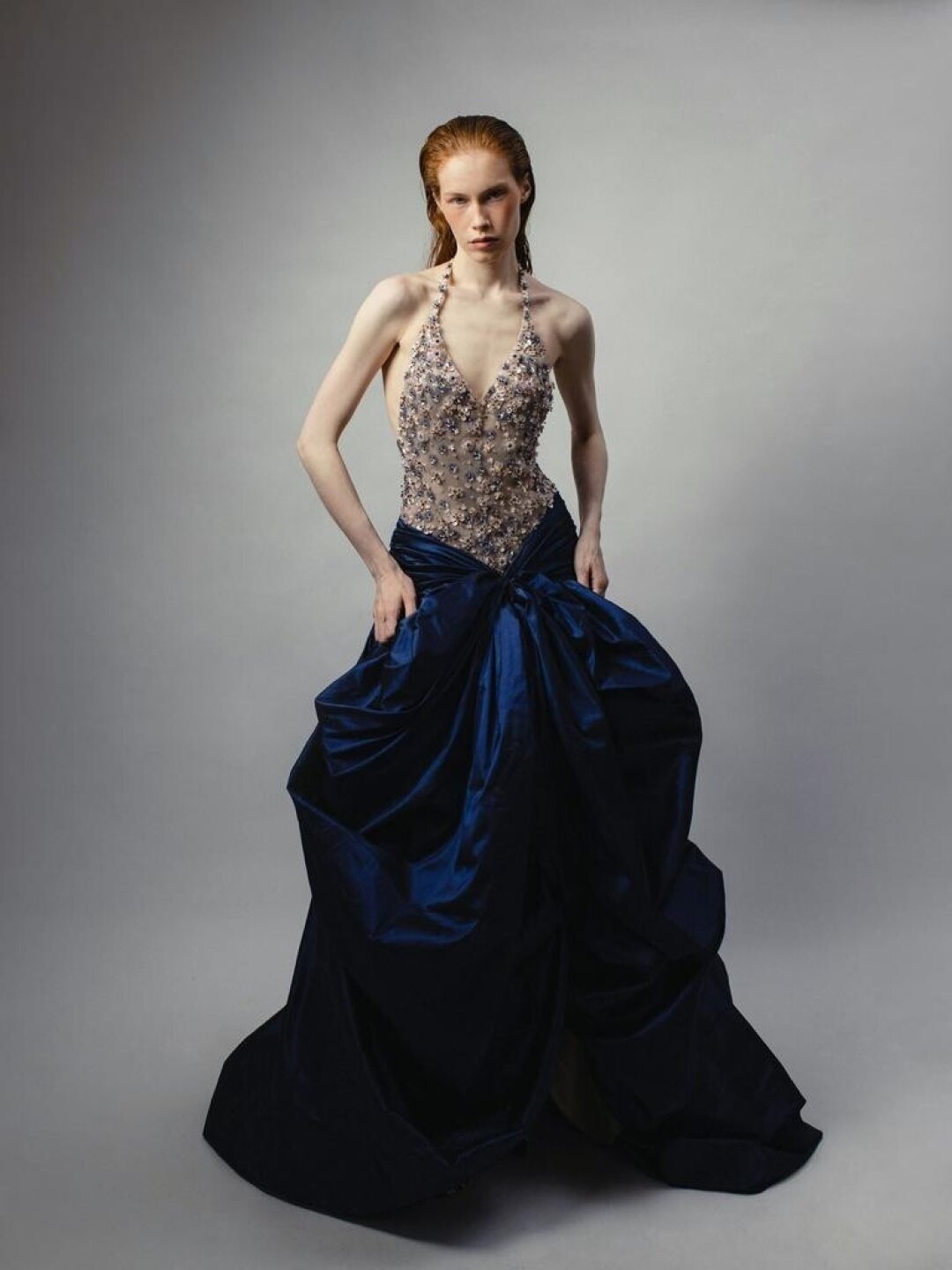 Платье Tatyana Kochnova Atelier, 730 000 руб. Петербургский кутюрье Татьяна Кочнова укротила шелковую тафту, задрапировав ее в помпезную макси-юбку с