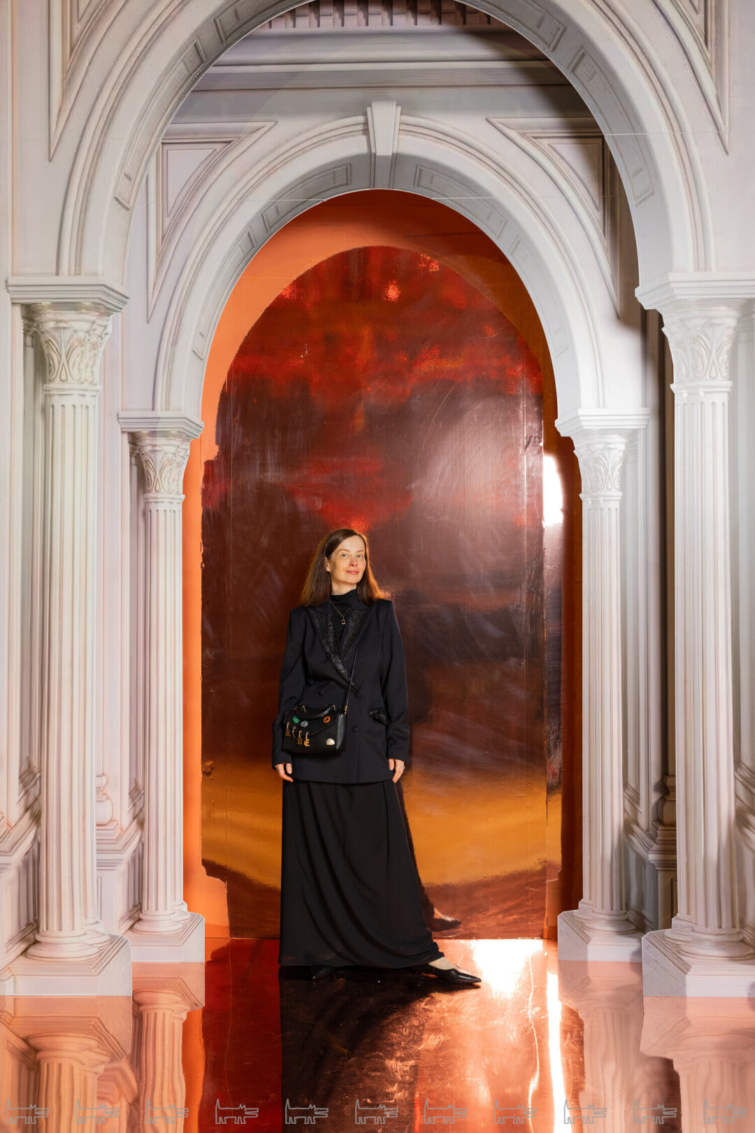 На Юлии: юбка и жакет OLA OLA, сумка CHRISTOPHER KANE, туфли JIL SANDER (с ортопедическими стельками!)
