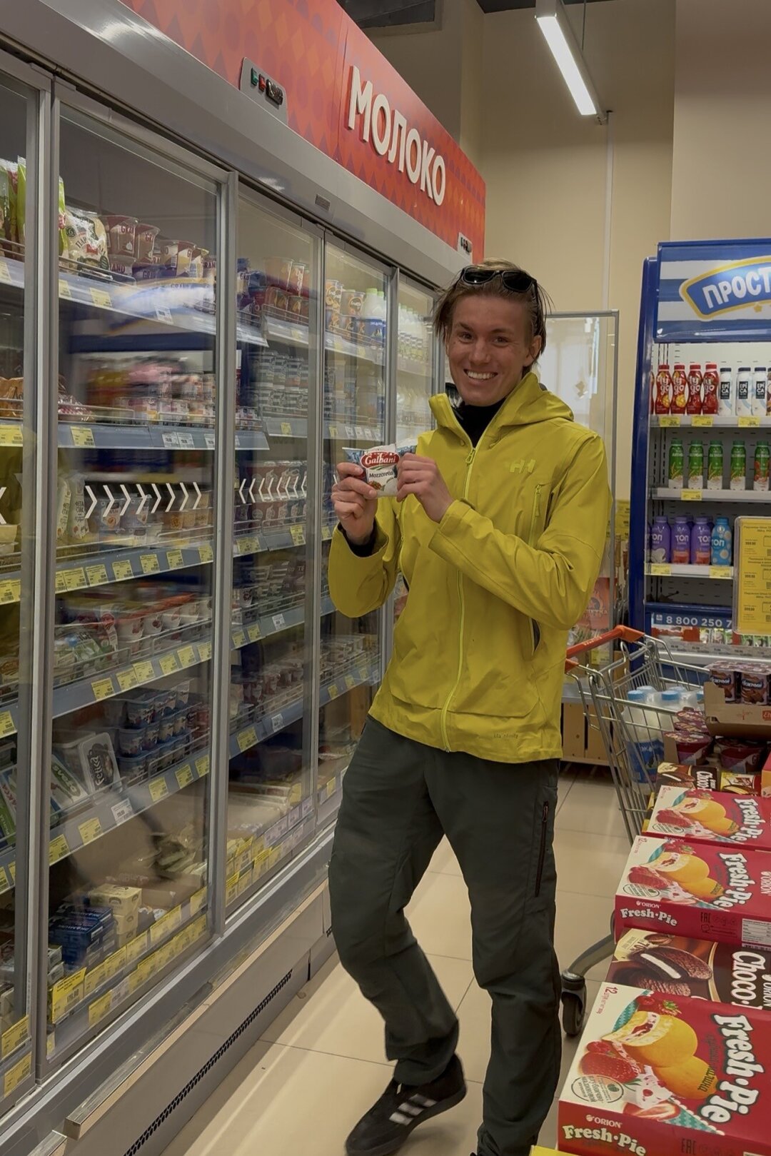 Илья в магазине «Вкустер» у дома покупает ингредиенты для пиццы