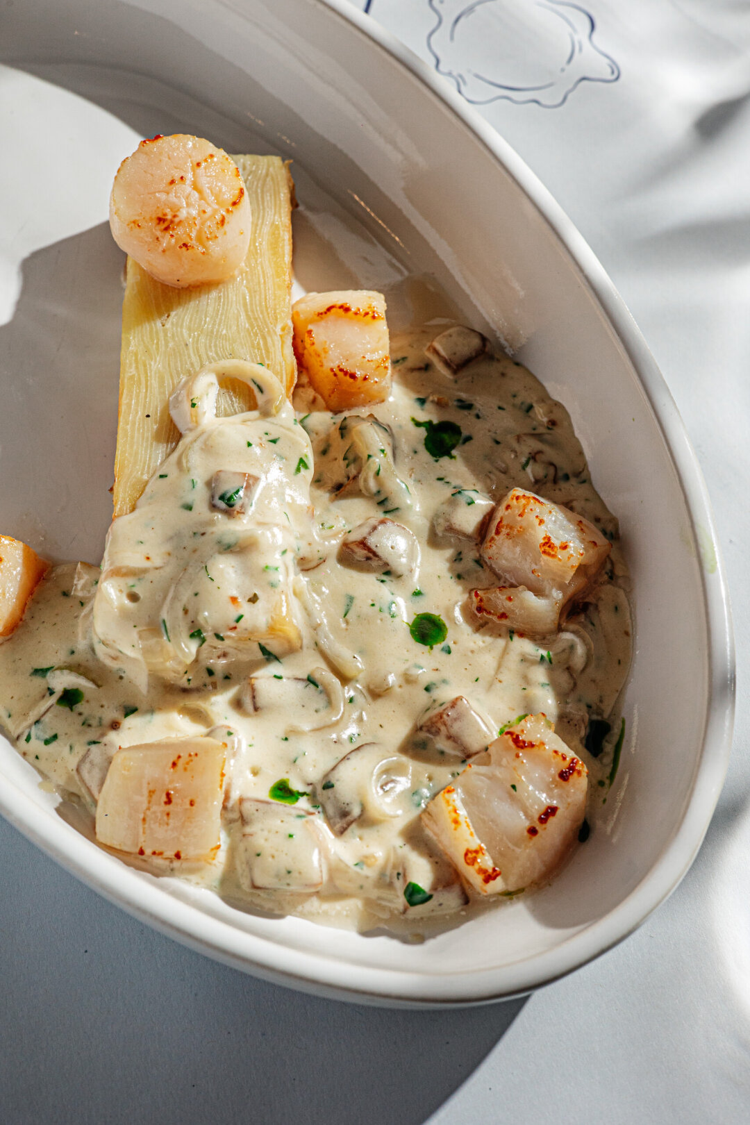 Гребешки с белыми грибами и картофельным гратеном