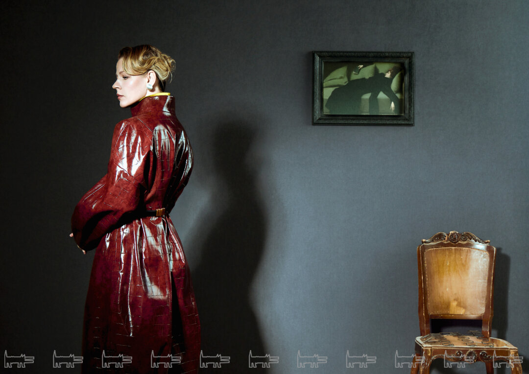 На Александре: плащ ANNA PEKUN, блуза LA SELVA, ремень VITTORIA VICCI, серьги DANIELE RICCARDI (все — OZON СЕЛЕКТ)