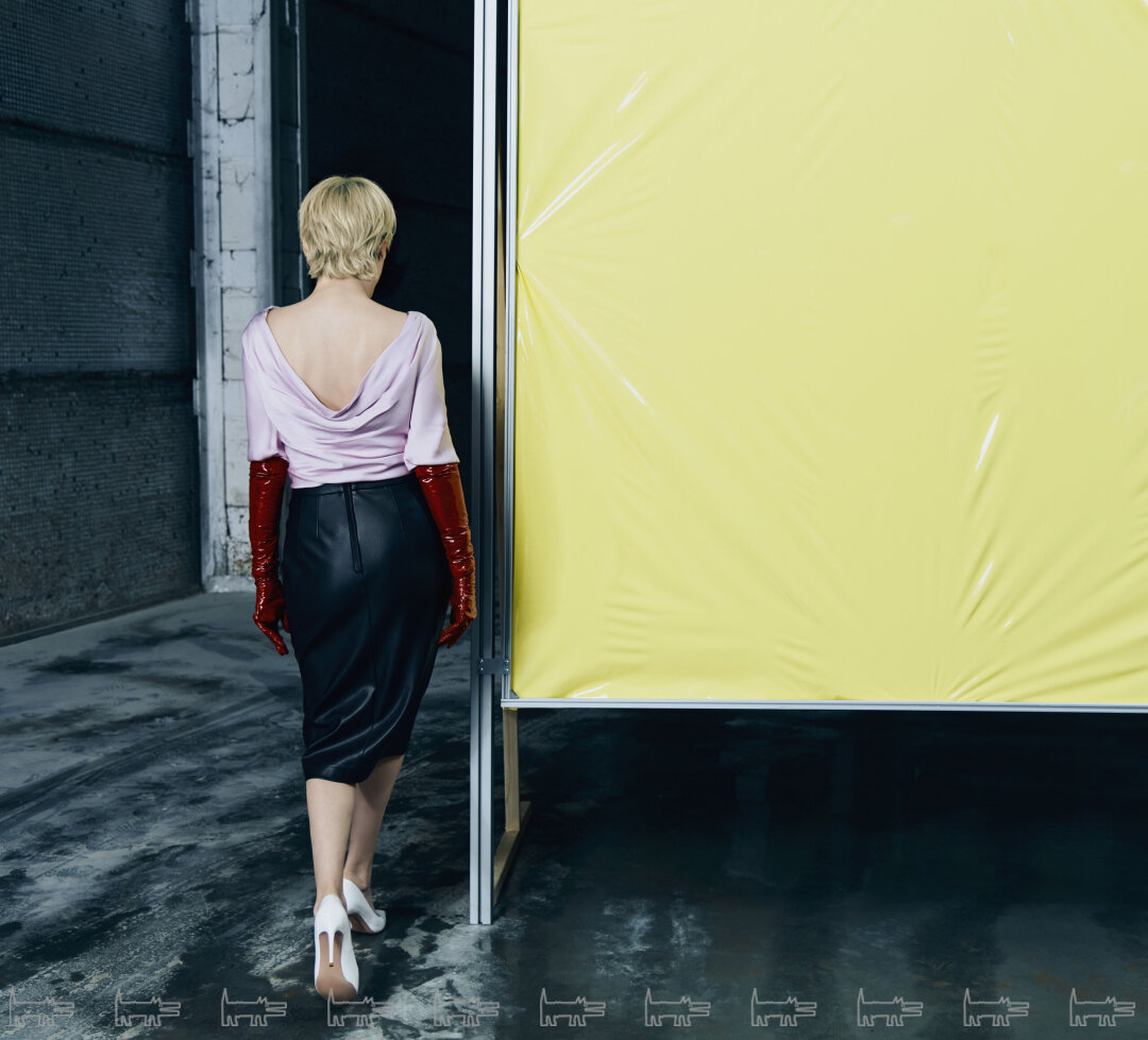 На Александре: блуза MANGO, юбка VOLENTO, туфли TENDANCE (все — OZON СЕЛЕКТ)