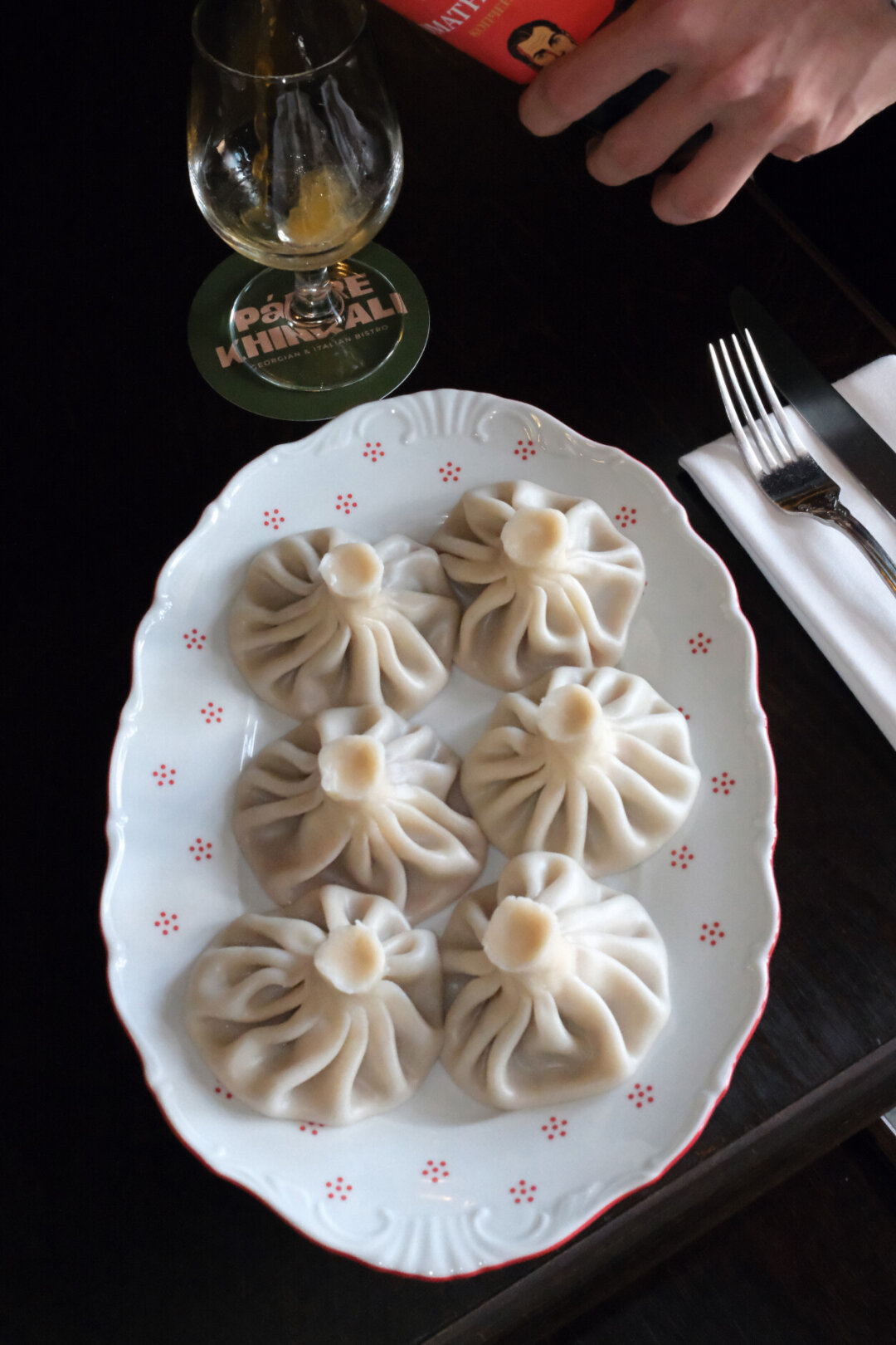 Выбор Собака.ru в Padre Khinkali: калакури с крабом и креветкой, долма с уткой и мацони с инжиром