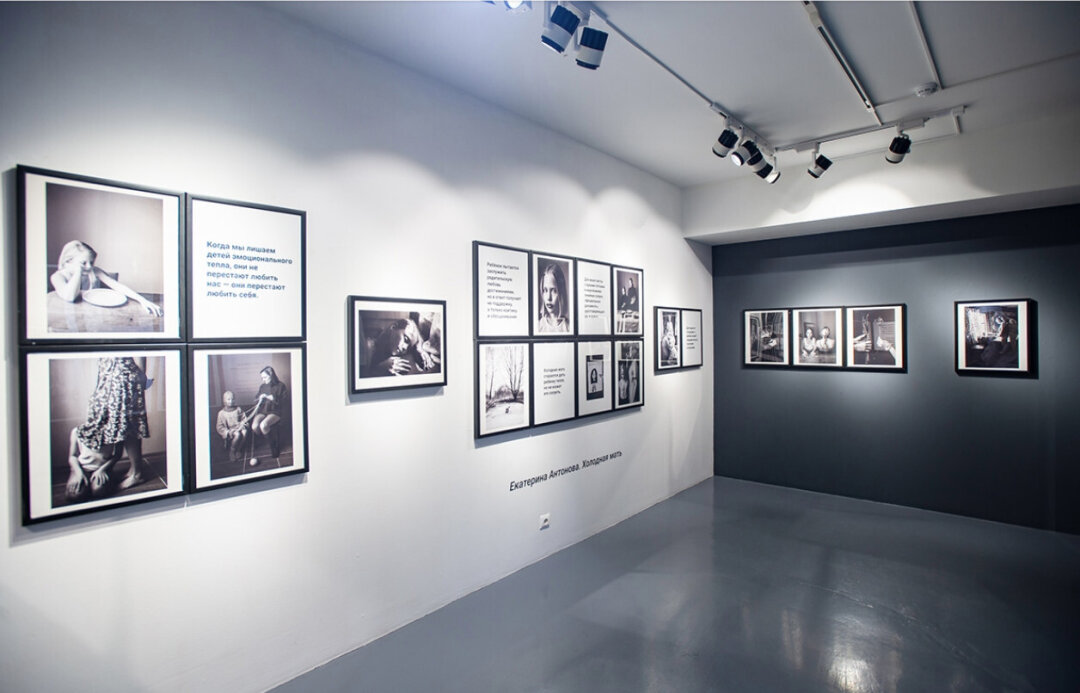 Проекты из "Фотографики" на выставке "Дочки-матери" в центре фотографии "Март"