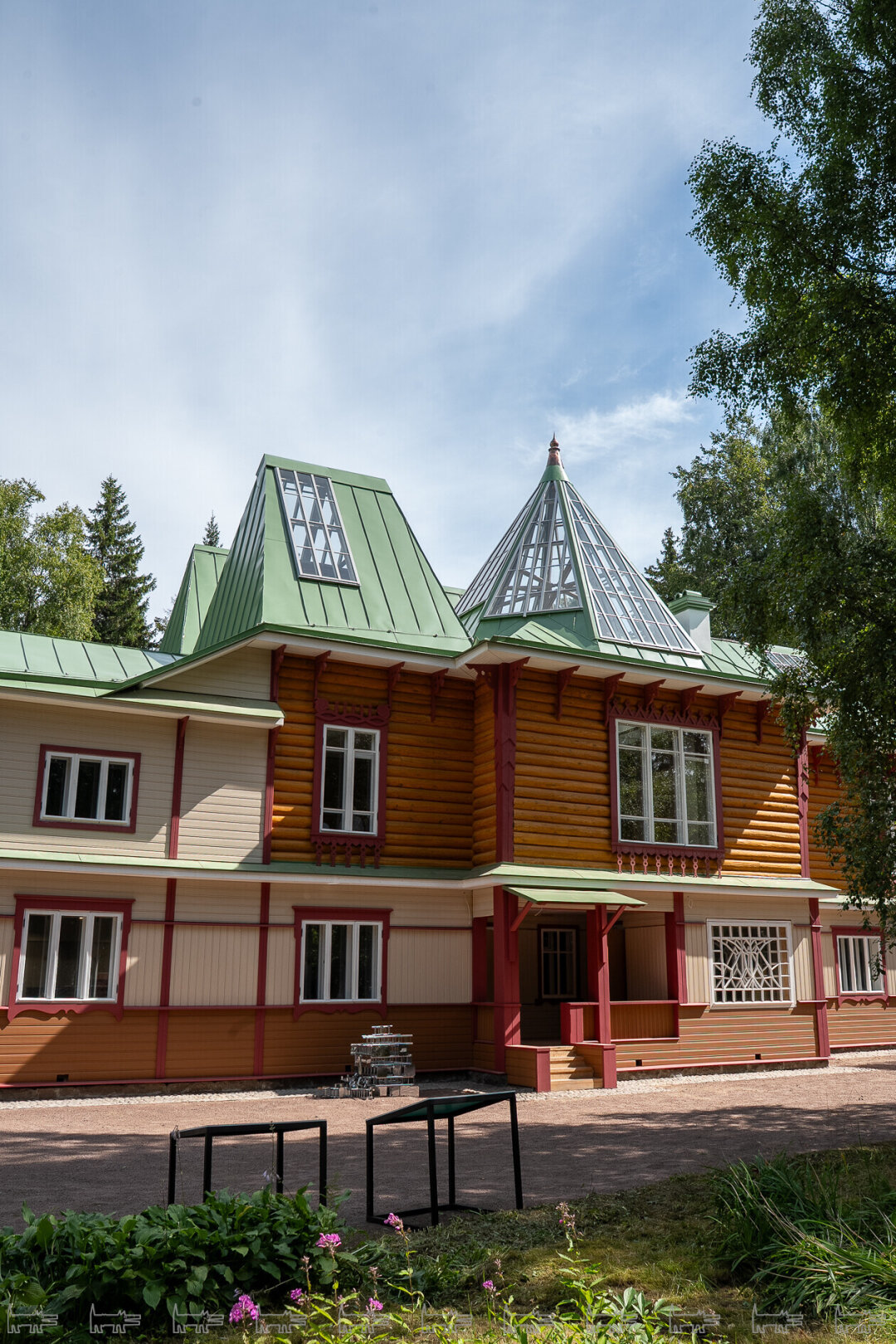 Южный фасад с главным входом