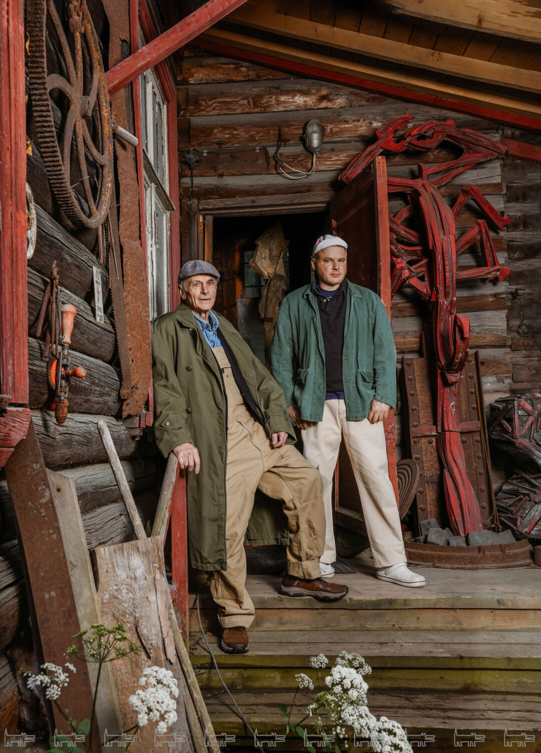 На Дмитрии: тренч BELGIUM VINTAGE, рубашка LEVI'S, комбинезон CARHARTT. На Данииле: поло RALPH LAUREN, джинсы DIESEL (все — FJORDCLOTH STOCK & VINTAGE