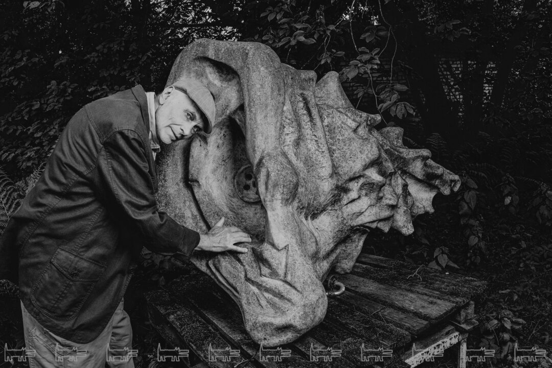 Дмитрий Каминкер и его гранитная скульптура «Ушная раковина» в саду скульптора в Озерках. Еще одна «Ушная раковина», но из белоснежного мрамора