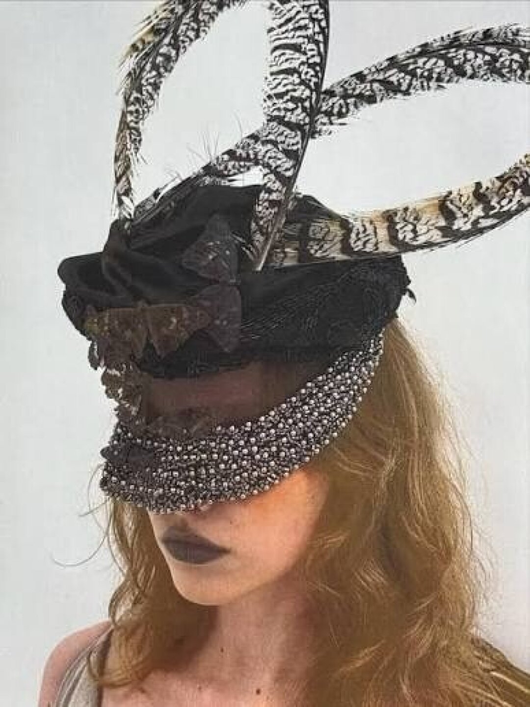 Головной убор Jolie Alien Objects, 150 000 руб.