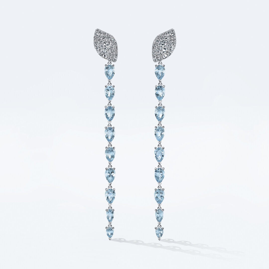 Серьги POSIÉ, 1 008 600 руб. С бриллиантовых листиков POSIÉ в глиссандо скатываются девять аквамариновых капель-росинок