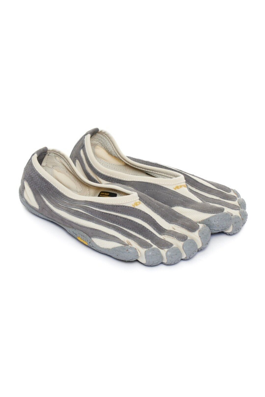 Vibram FiveFingers, KM20, 28 400 руб. Фэшн-редактор Леандра Медин заинфлюенсила нам пятипалые сникеры Vibram FiveFingers — теперь хотим всех принтов и