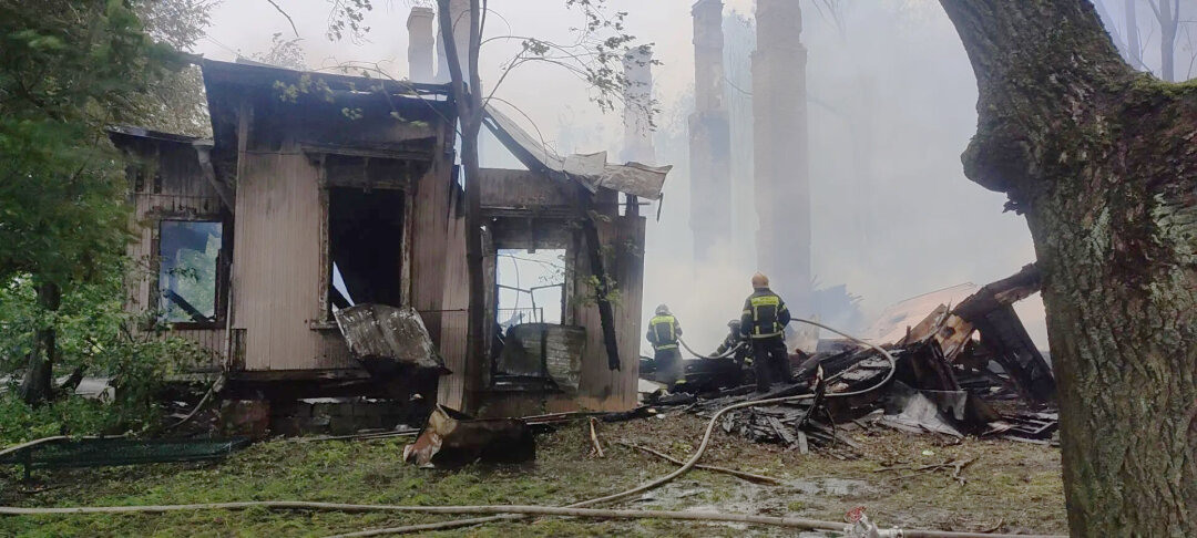Огонь практически уничтожил дом Ропса, писали в день пожара, 6 июля, в КГИОП
