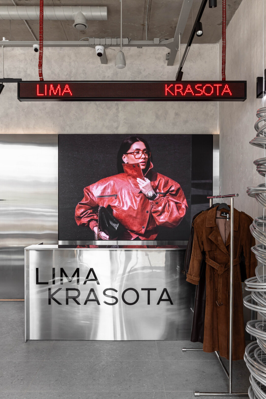 Зону ресепшен для бренда Limakrasota, корпусную мебель и рифленые панели в лимонном цвете для бренда Limanad изготовила компания Flagman