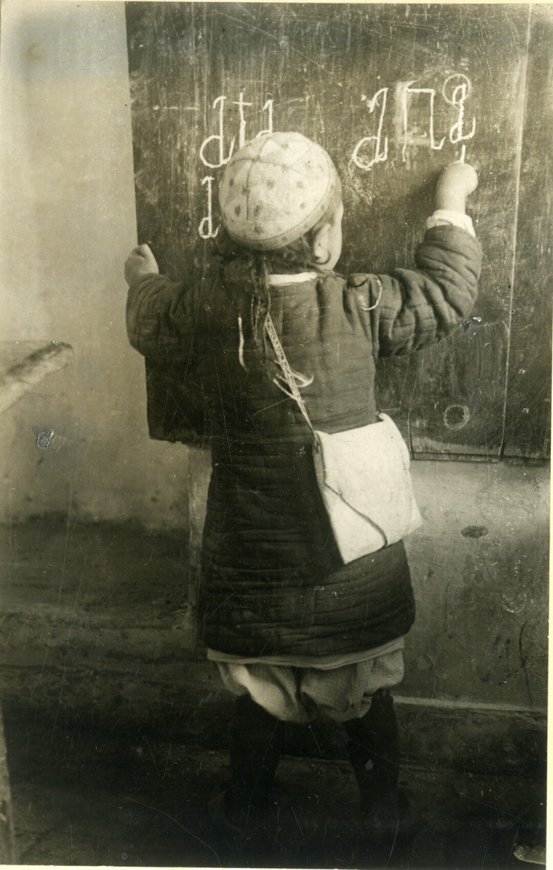 Узбекская школьница пишет на доске мелом. Центральная Азия, 1930-е