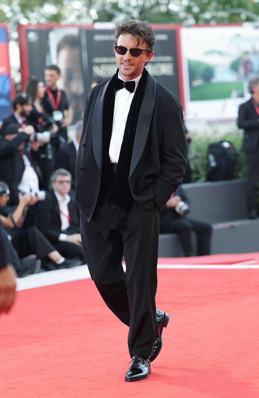 Джонатан Бейли в Giorgio Armani