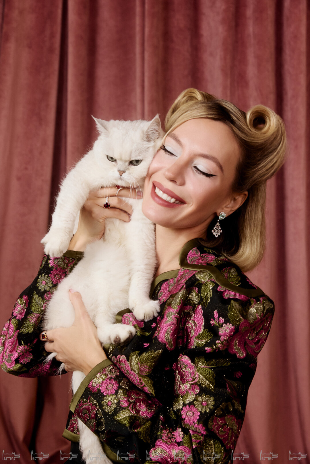 Идеолог демикутюра и фэйрикора Meowshka в жакете бренда (в компании котика Беляша!) для Собака.ru, июнь 2026 года. Фото: Ольга Тарасенко