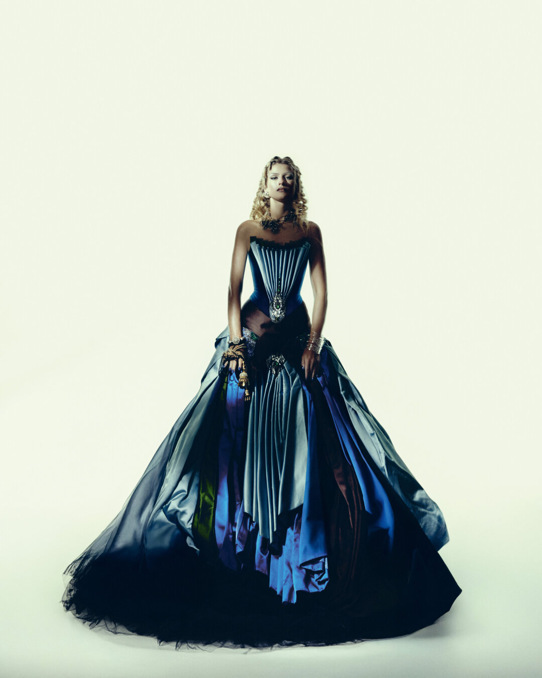 Софья Эрнст в корсетном платье из коллекции haute couture «Посвящение Эрте» 2008 года Valentin Yudashkin Фото: Дамир Жукенов. Стиль: Анастасия