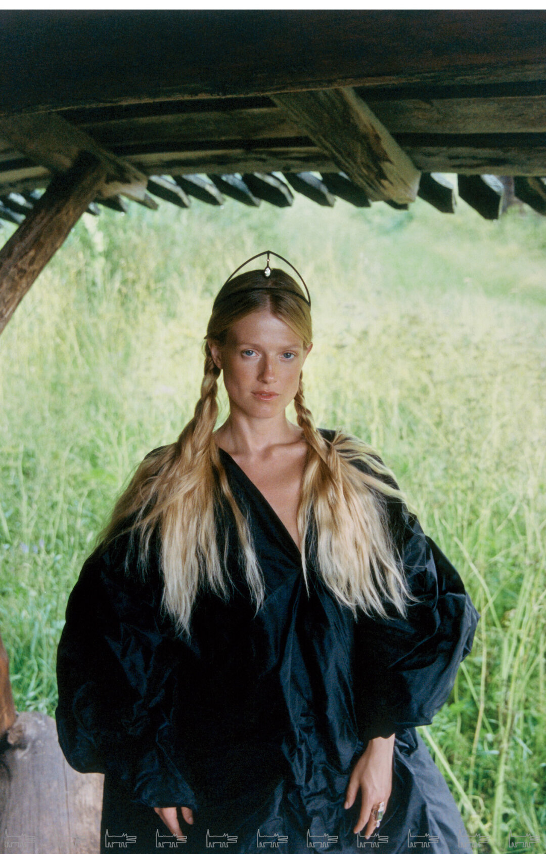 Софья Эрнст в мантели Tatyana Kochnova Atelier, тиаре «Шапка-невидимка» и кольце «Живая вода» из коллекции высокого ювелирного искусства POSIÉ для