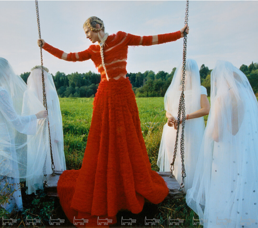 Софья Эрнст в платье из коллекции haute couture «Юбилейная» Valentin Yudashkin 2012 года и кольце «Яблочко на тарелочке» из коллекции высокого