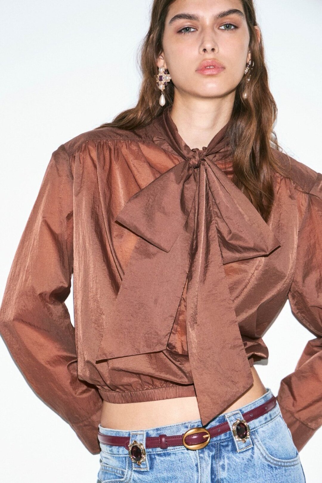 Lime, 3 999 руб. Тонкие ремни — аксессуар-мастхэв сезона, по версии Balmain, Valentino и Hermès, которые повязывают их поверх приталенных кожаных