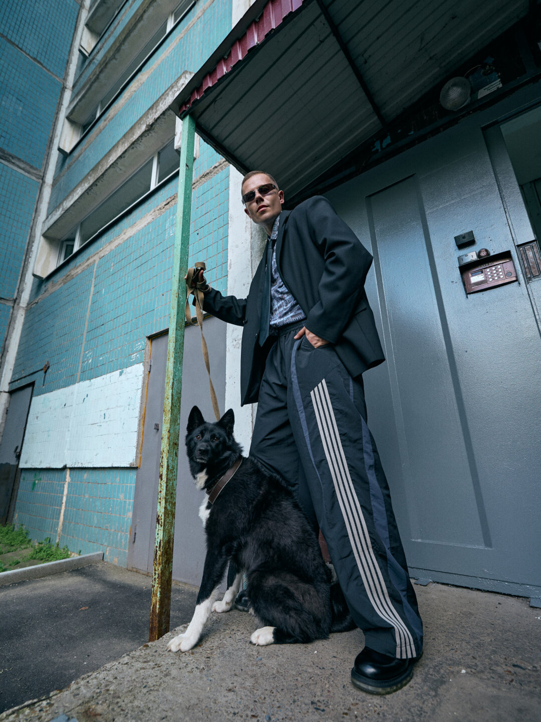 Пиджак МАМА РАЗРЕШИЛА, рубашка BERHASM, брюки ARLIGENT, ботинки BOTTEGA VENETA, очки BALENCIAGA (Optika Optima)
