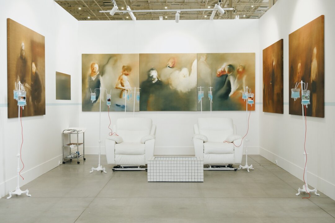 Общий вид стенда Pop‑Up Gallery. Живопись Елены Филаретовой, инсталляция Натальи Спечинской