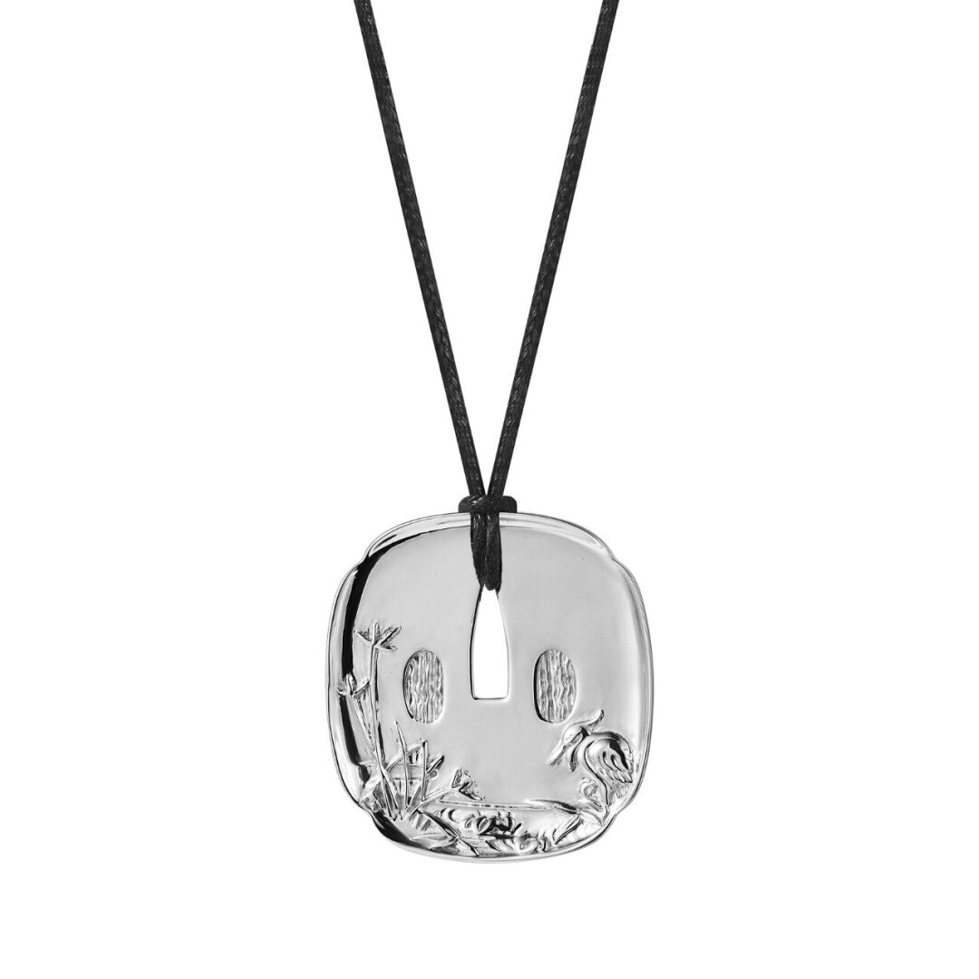 Кулон Lhasa, 120 000 руб. Не просто кулон, а мощный jewelry-оберег: форма подвески вдохновлена гардой катаны, которая защищала руку воина, а внутри