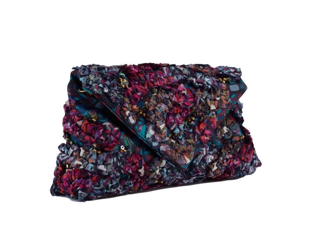 Dries Van Noten, DayNight, 89 760 руб. Расставляем акценты правильно: дополняем осенний total black китчевым клатчем (с цветочным принтом и бусинками