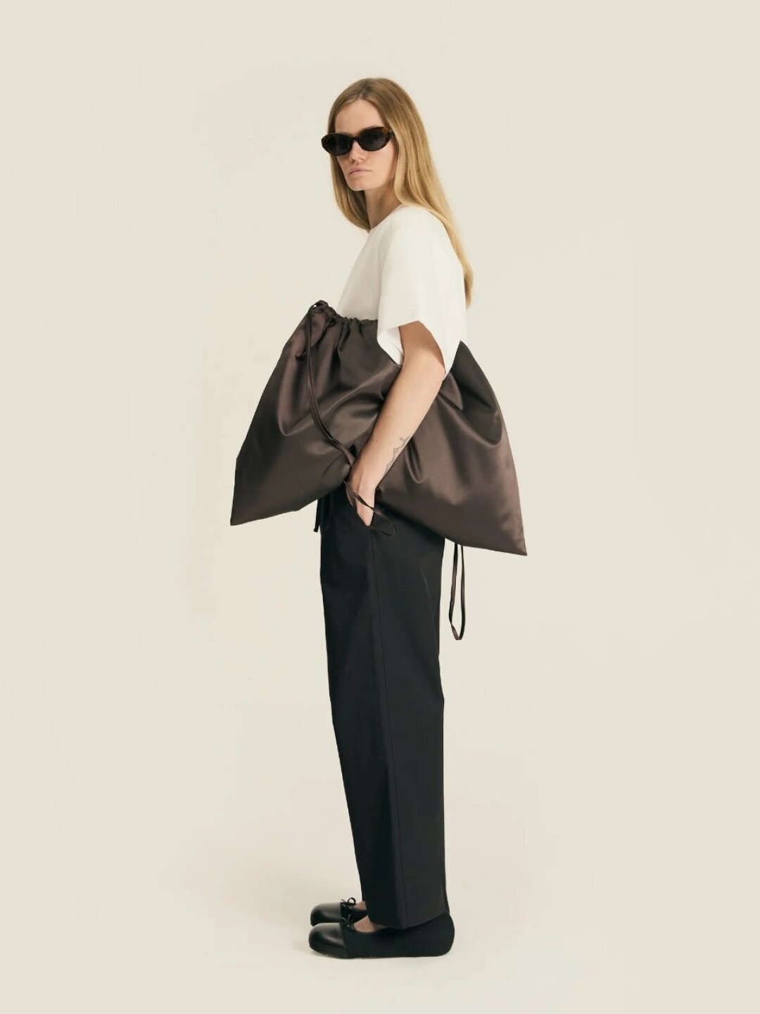 Azalie, 9 800 руб. Звездочка нашего bag-вишлиста и хайлайт сумочной коллекции Azalie — гигантоманский клатч-мешок из шоколадного атласа