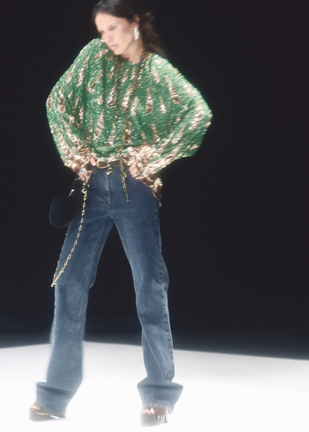 ZIvert в расшитом топе Valentino, украшениях Mercury, буткатах Giorgio Armani и клогах Paris Texas, которые стилист Ксюша Смо дополнила сумкой Chloé