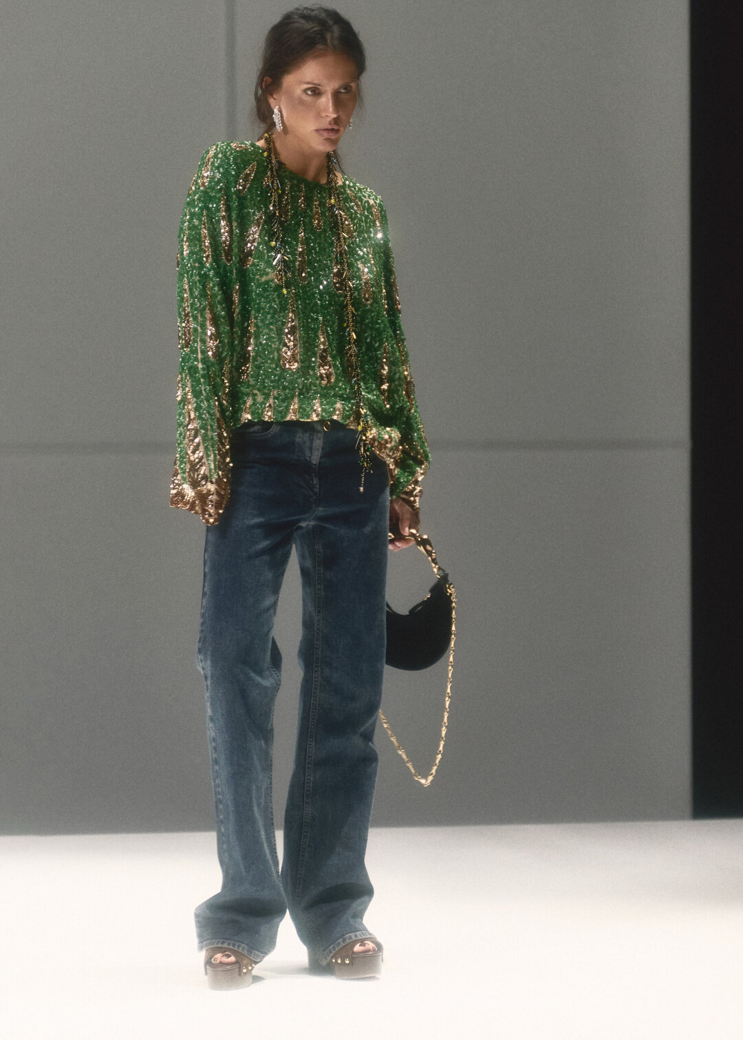 ZIvert в расшитом топе Valentino, украшениях Mercury, буткатах Giorgio Armani и клогах Paris Texas, которые стилист Ксюша Смо дополнила сумкой Chloé