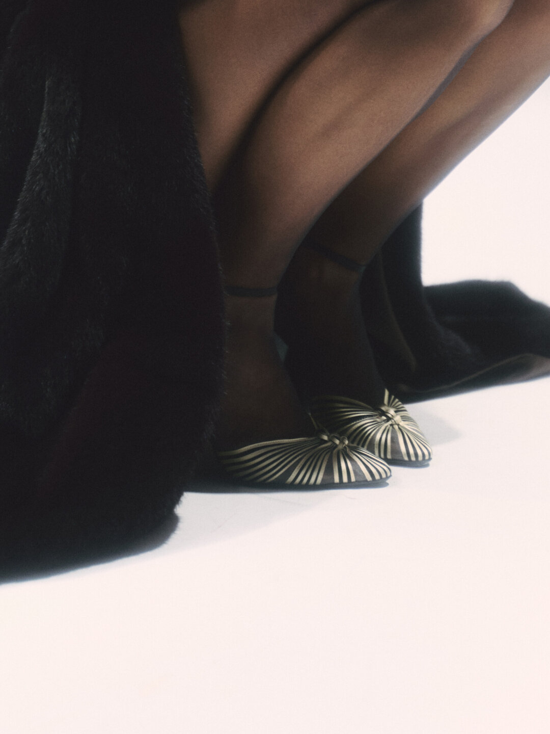 Zivert в норковой шубе MVST и босоножках Valentino
