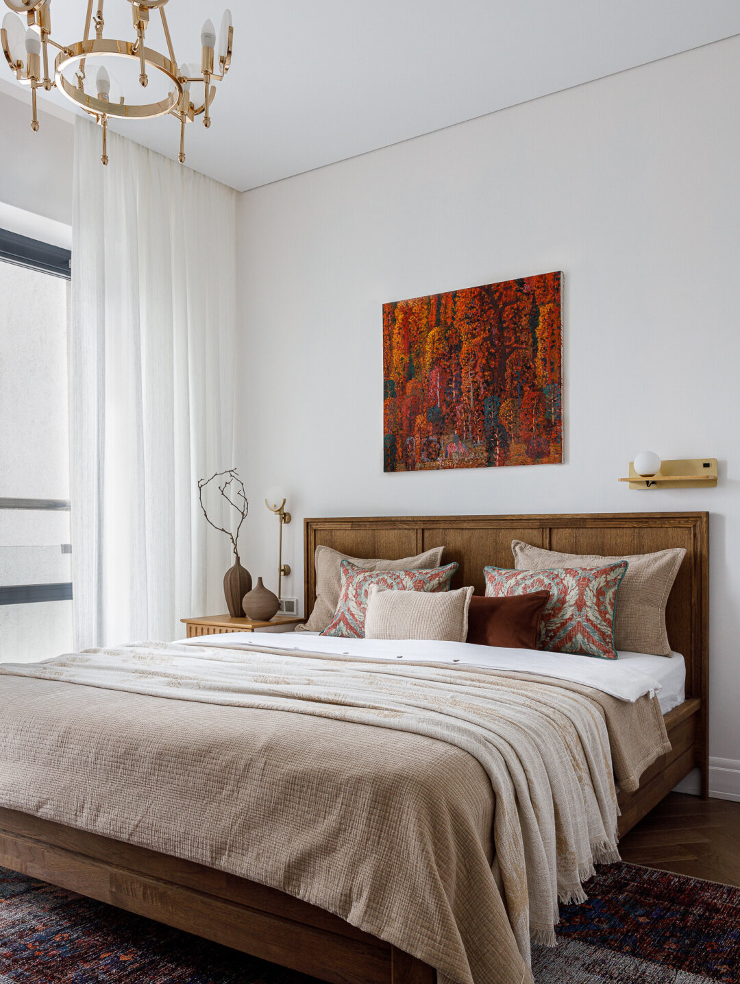 Шторы в комнатах – от Houzzen. Картина – от художника Джалиля Сулейманова