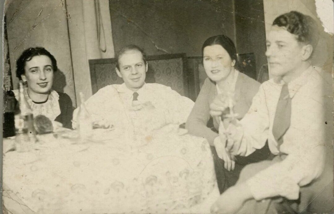 Галина Викторова, Леонид Липавский, Тамара Липавская и Александр Введенский. Ленинград, 1939. Из собрания «Галеев-Галереи»