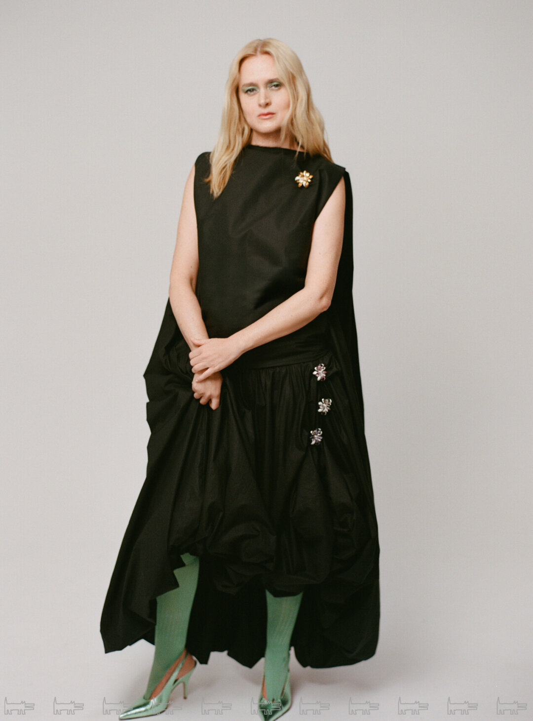 На Анне: броши MERCURY из коллекции Bow, платье BALENCIAGA, туфли GIANVITO ROSSI (все — ЦУМ)