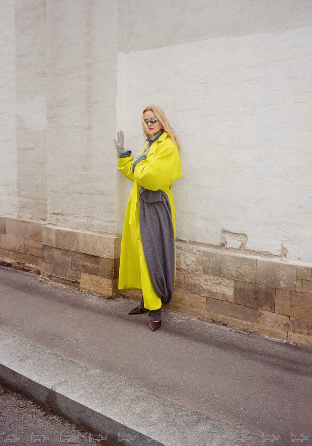 На Анне: серьги CASATO из коллекции Yasmeen (MERCURY), тренч и мюли ALAÏA, лосины, свитер и рубашка CANALI, очки GUCCI (все — ЦУМ), перчатки YUDASHKIN