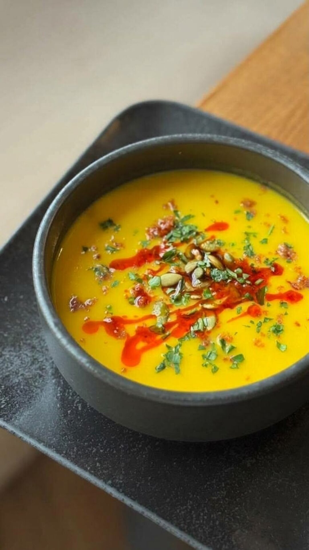Тыквенный креп-суп с жареным беконом и семечками от ресторана «Холодец»