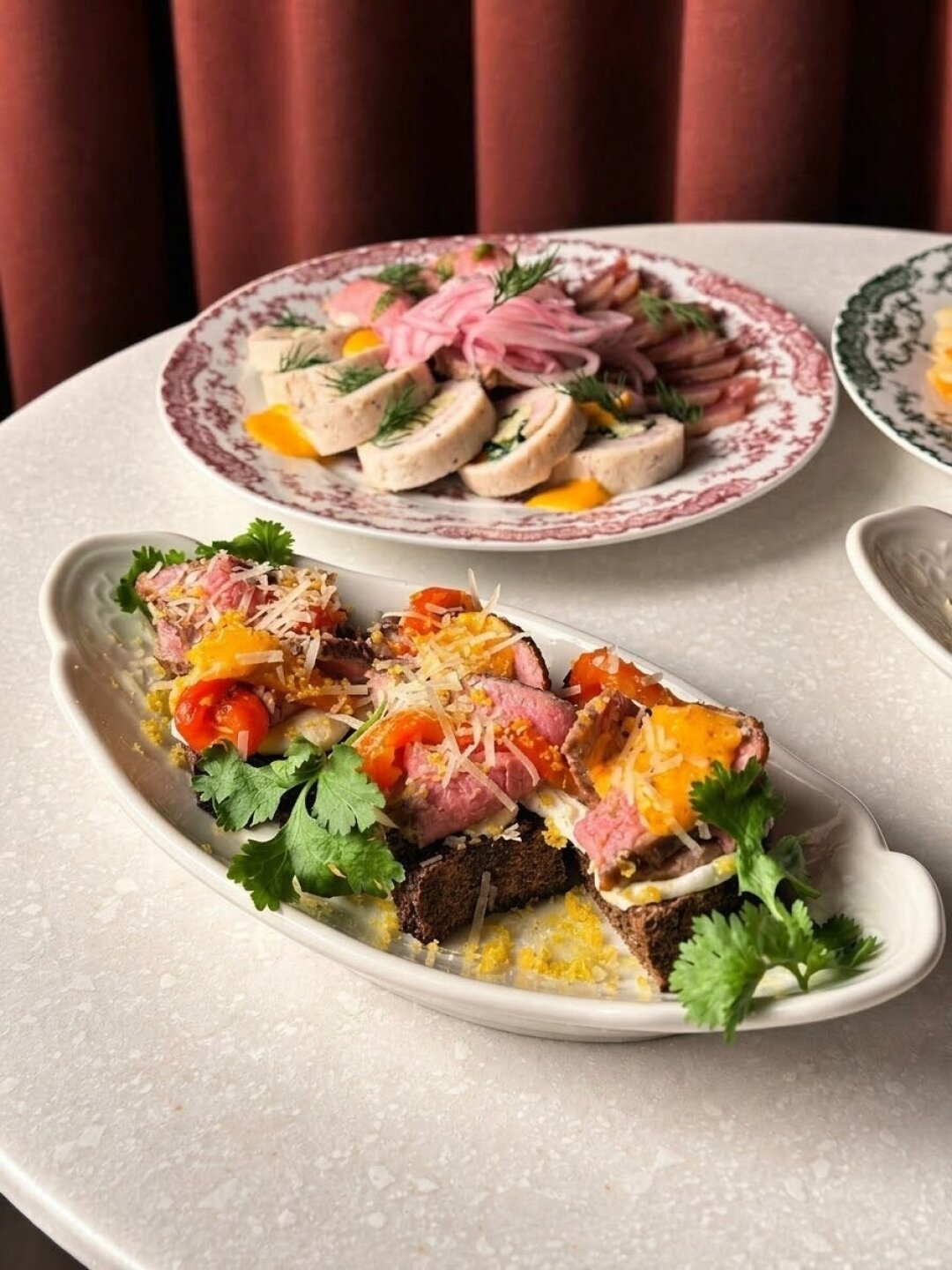 Бутерброд с ростбифом и перцем, мясная нарезка с дичью и домашним рулетом от питейного дома «Монс»