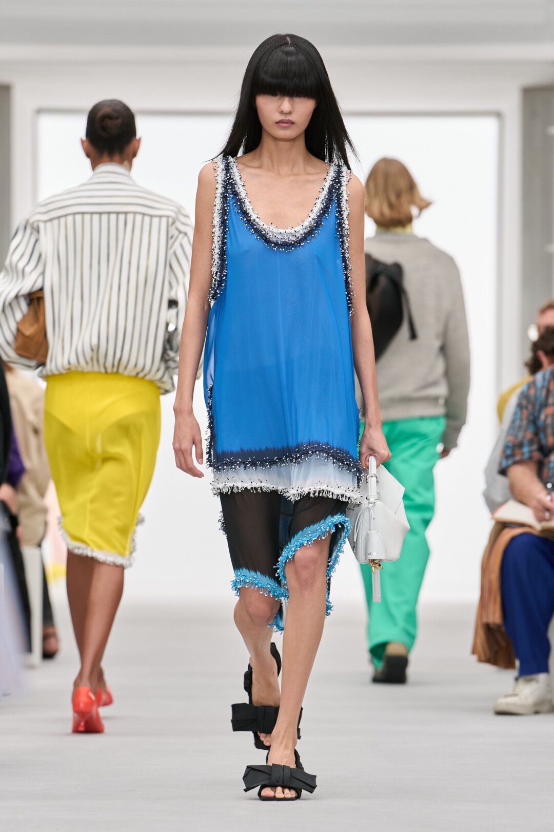 Мастхэв Loewe SS'27 — каскадные платья-флэпперы