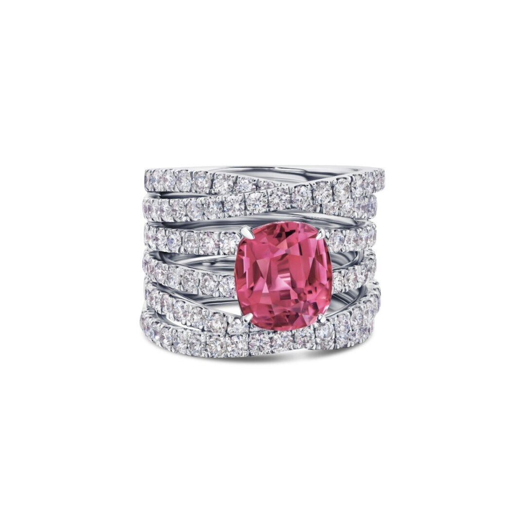 Кольцо Feliksov Diamonds, 1 070 587 руб. В мастерской Feliksov Diamonds нанизали овальный морганит (в трендовом оттенке фуксии!) на бриллиантовые