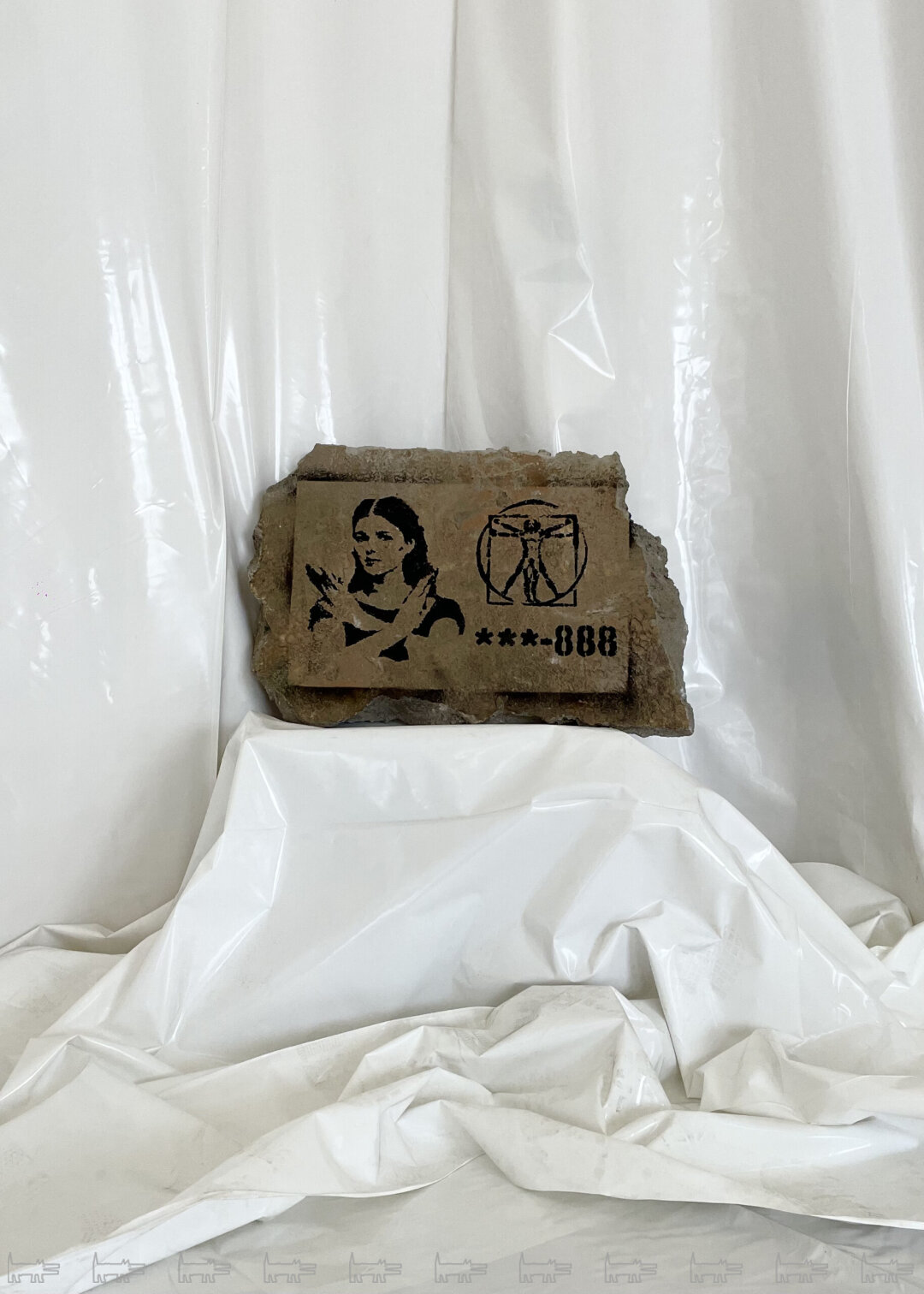 Инсталляция «*-888» того же автора отсылает к уже исторической вехе Думской улицы
