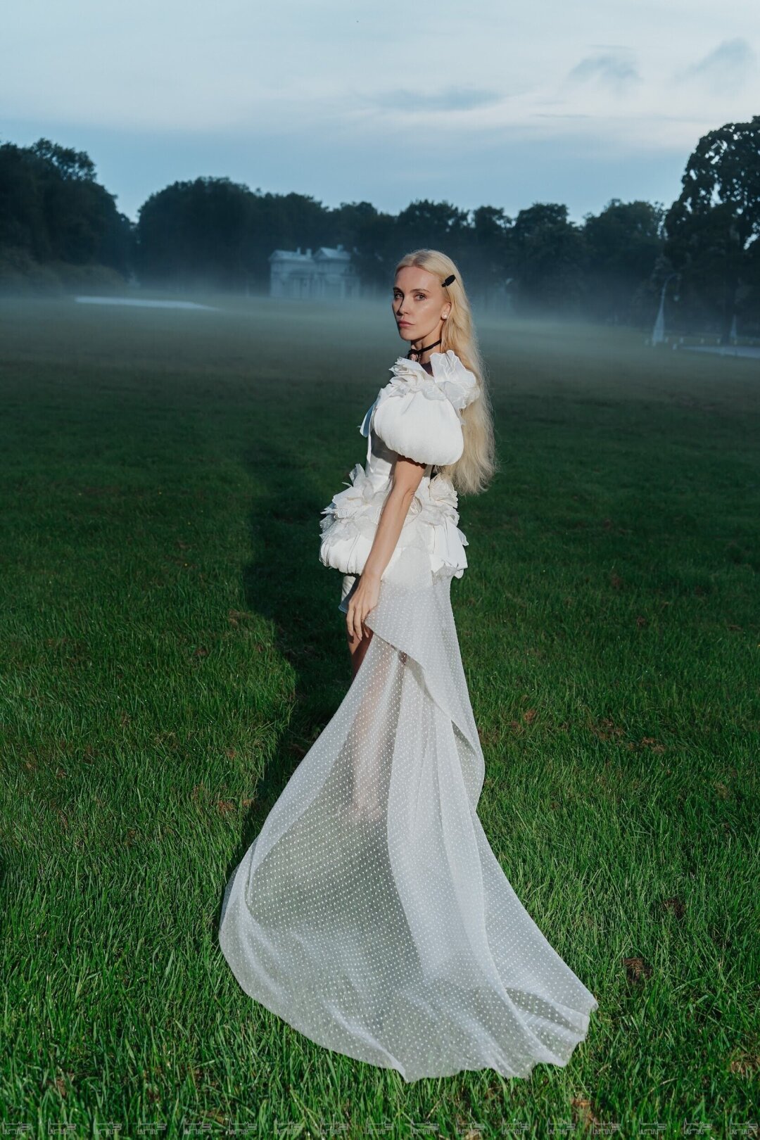 На Марии: платье DANIIL ANTSIFEROV, украшения PARURE ATELIER, сумка-жемчужинка SIMONE ROCHA, туфли ZARA. Фото: Дмитрий Многолет