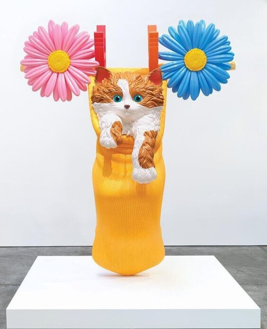 Джефф Кунс. Котенок на веревке для сушки белья. 1994-2001